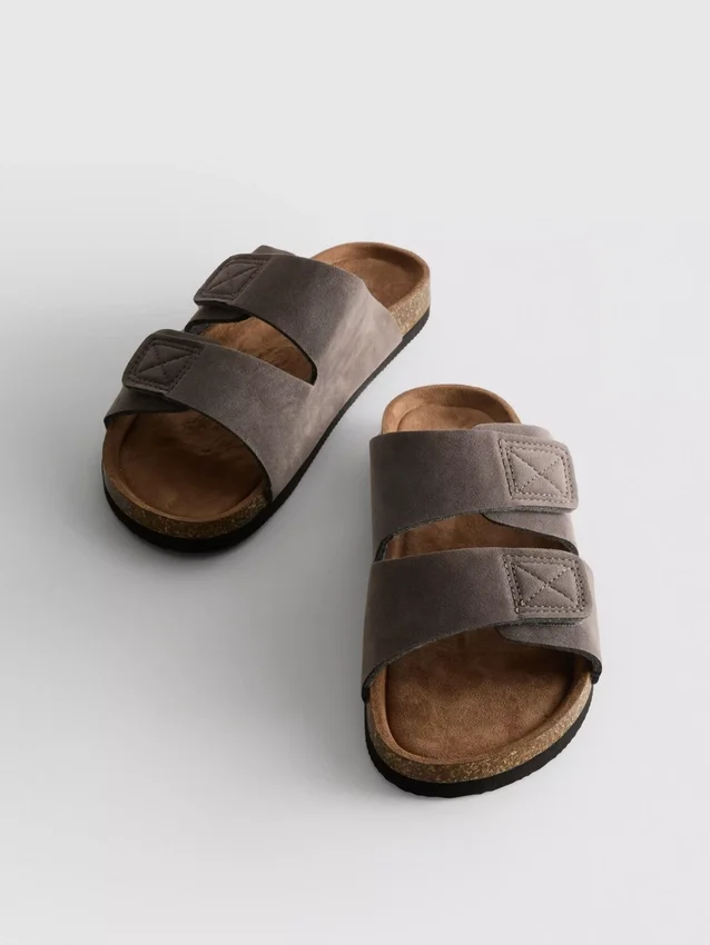 Sandalias de dos tiras y suela gruesa