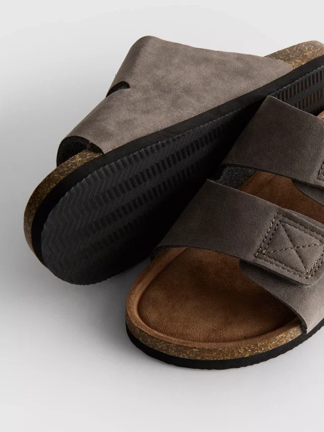 Sandalias de dos tiras y suela gruesa
