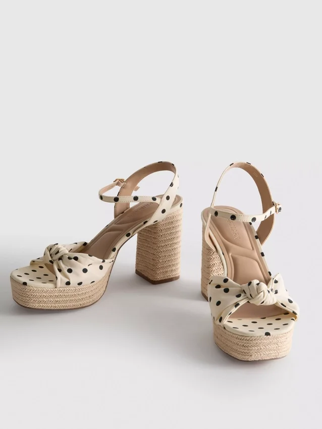 Sandalias de plataforma con detalle de nudo