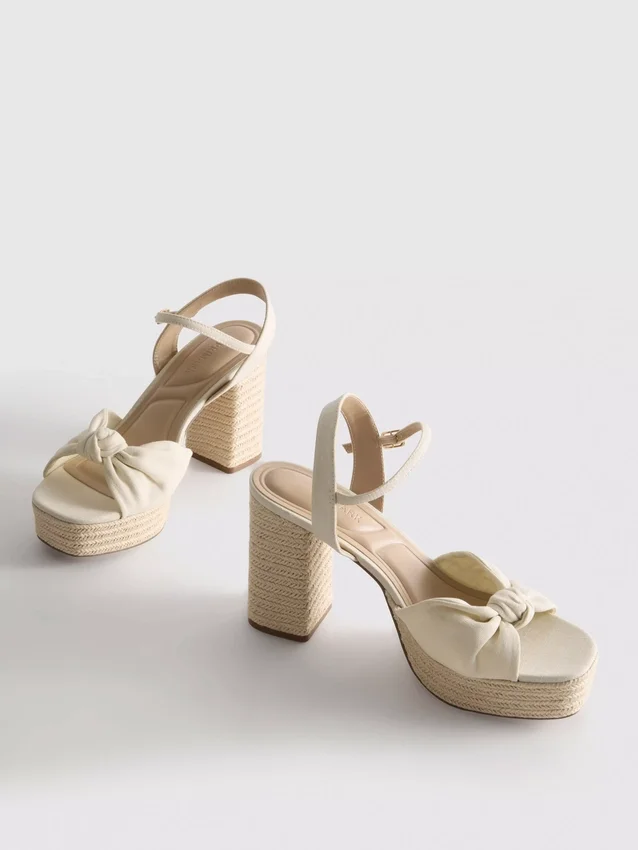 Sandalias de plataforma con detalle de nudo