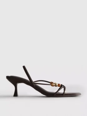 Sandalias de tacón bajo con cuentas