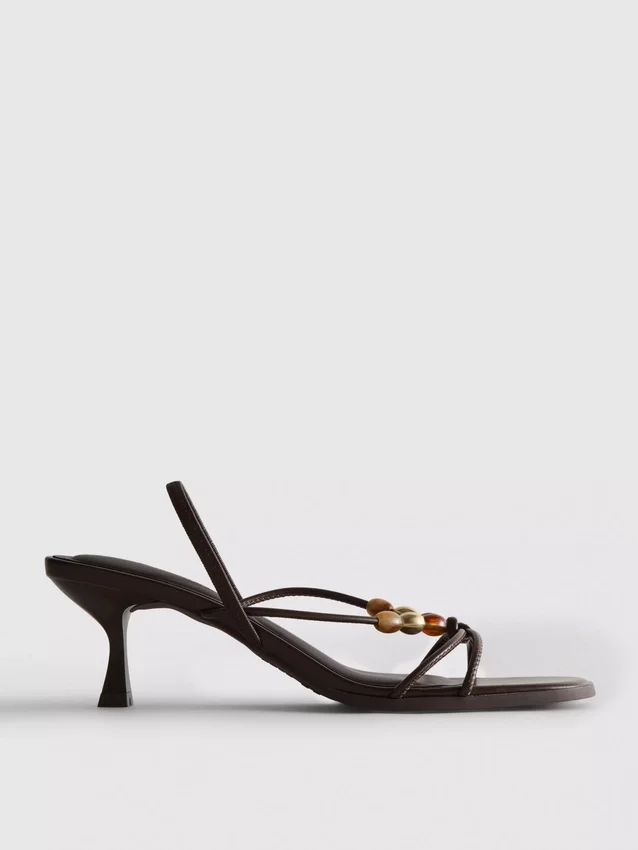 Sandalias de tacón bajo con cuentas