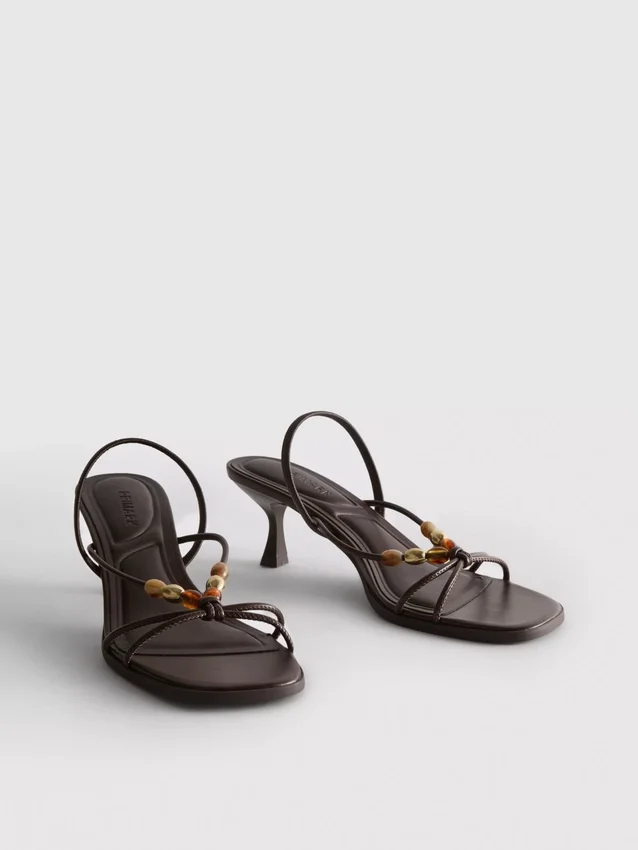 Sandalias de tacón bajo con cuentas