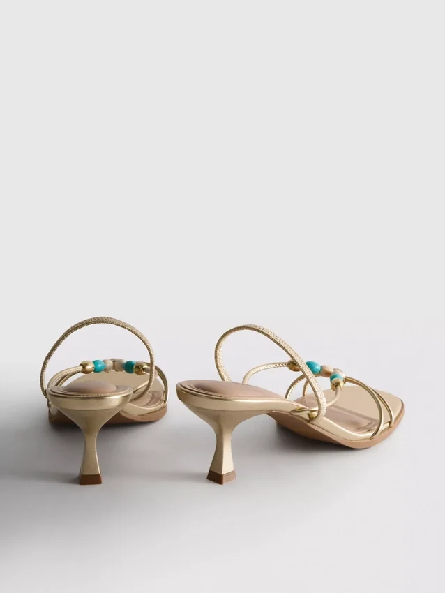 Sandalias de tacón bajo con cuentas
