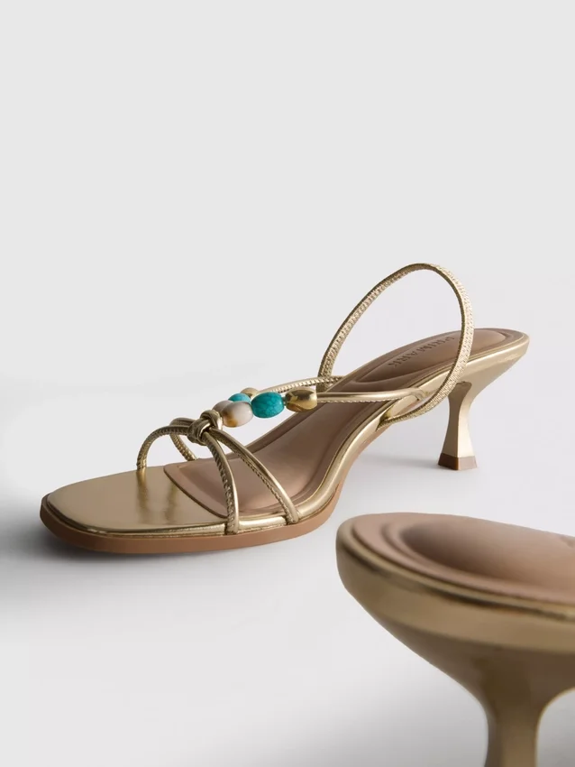 Sandalias de tacón bajo con cuentas