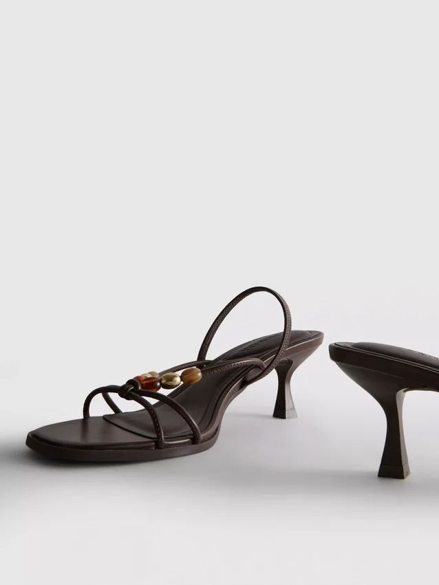 Sandalias de tacón bajo con cuentas