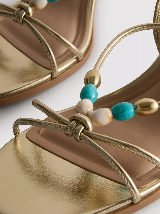 Sandalias de tacón bajo con cuentas