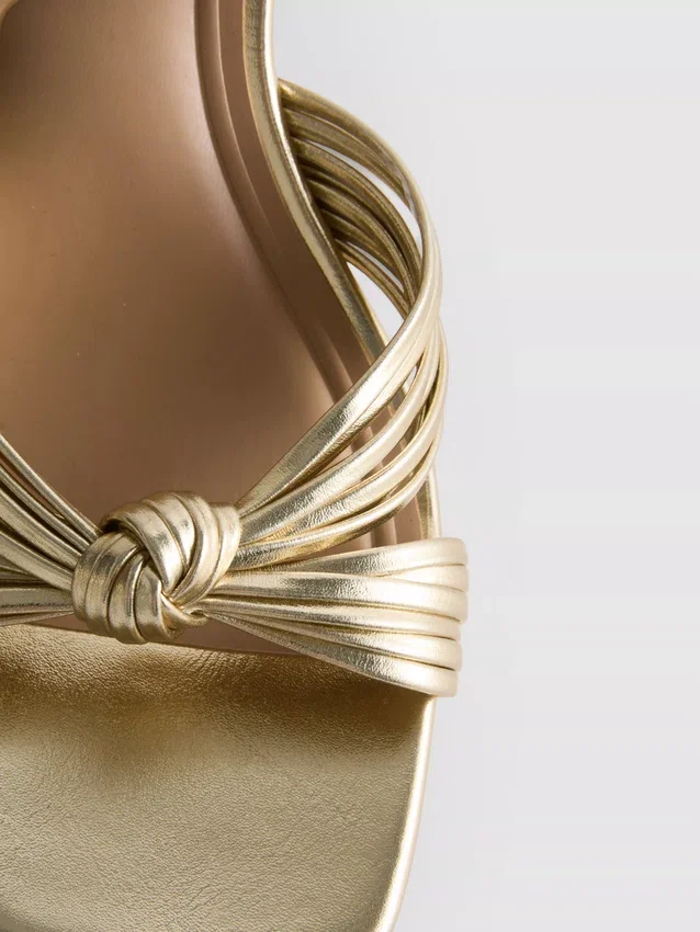 Sandalias de tacón con detalle retorcido