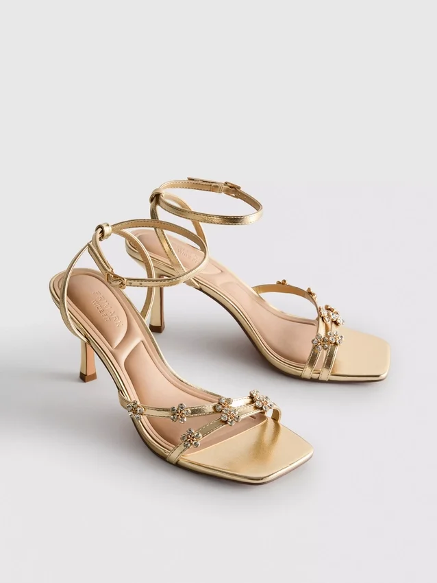 Sandalias de tacón con pedrería floral y horma ancha