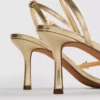Sandalias de tacón con pedrería floral y horma ancha
