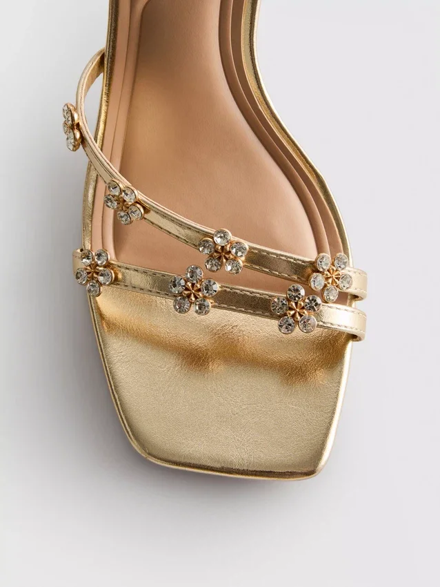 Sandalias de tacón con pedrería floral y horma ancha