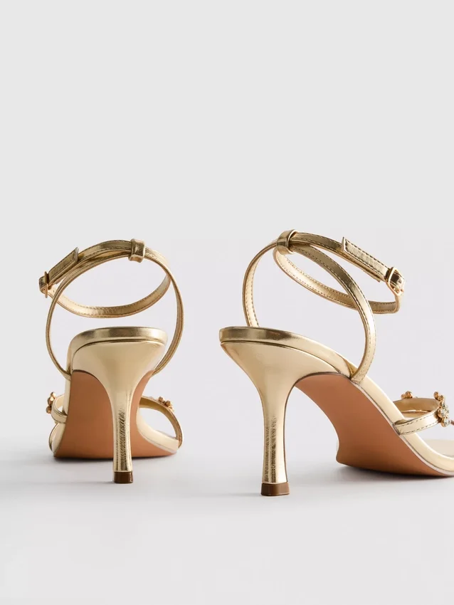 Sandalias de tacón con pedrería floral y horma ancha