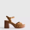 Sandalias de tacón con tachuelas en imitación de gamuza