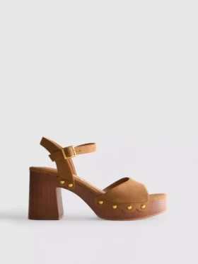 Sandalias de tacón con tachuelas en imitación de gamuza