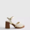 Sandalias de tacón con tachuelas en imitación de gamuza