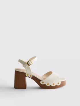 Sandalias de tacón con tachuelas en imitación de gamuza