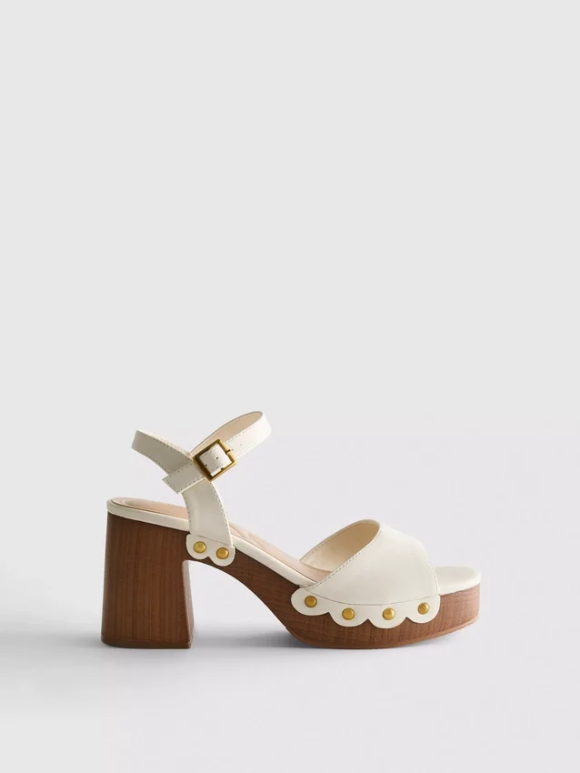 Sandalias de tacón con tachuelas en imitación de gamuza
