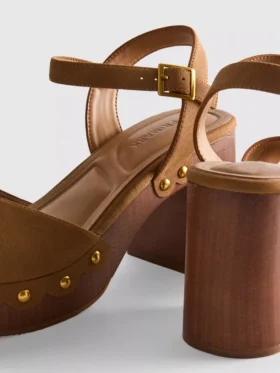 Sandalias de tacón con tachuelas en imitación de gamuza