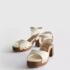 Sandalias de tacón con tachuelas en imitación de gamuza