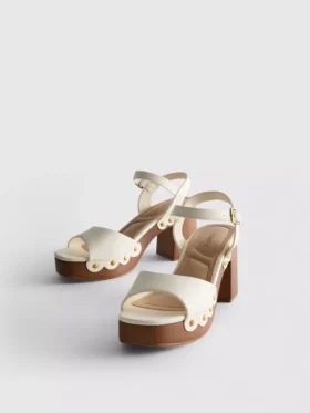 Sandalias de tacón con tachuelas en imitación de gamuza