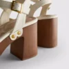 Sandalias de tacón con tachuelas en imitación de gamuza