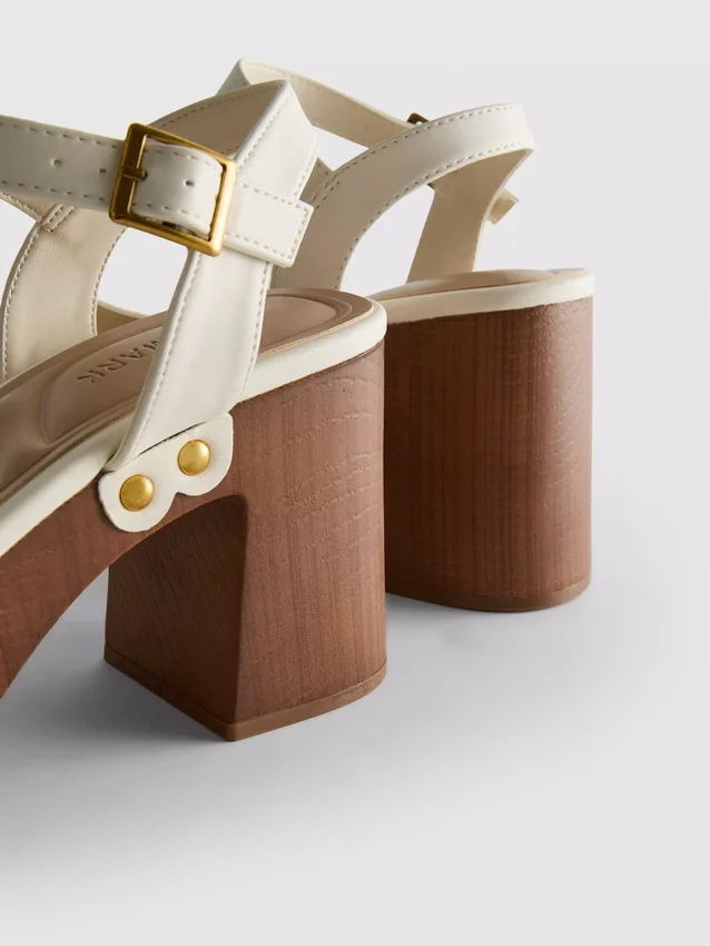 Sandalias de tacón con tachuelas en imitación de gamuza