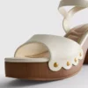 Sandalias de tacón con tachuelas en imitación de gamuza