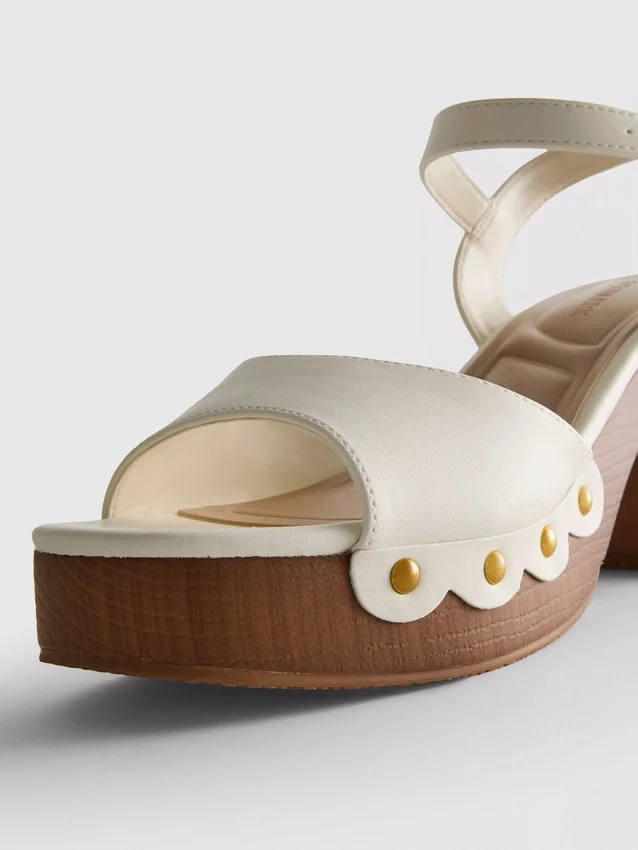 Sandalias de tacón con tachuelas en imitación de gamuza