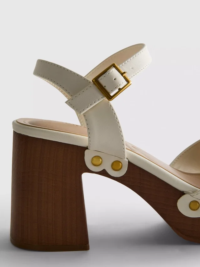 Sandalias de tacón con tachuelas en imitación de gamuza