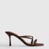 Sandalias de tacón con tiras adornadas