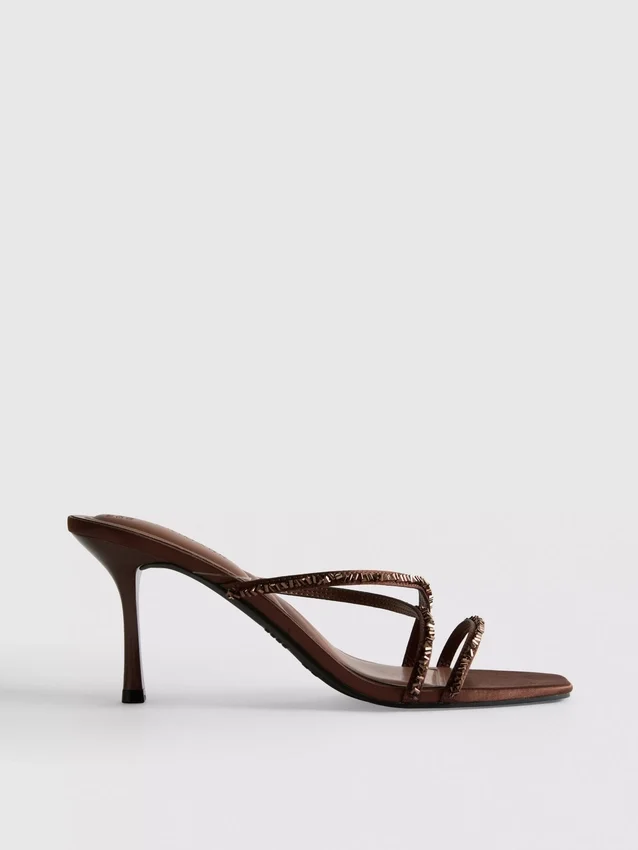 Sandalias de tacón con tiras adornadas
