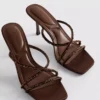 Sandalias de tacón con tiras adornadas