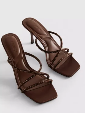 Sandalias de tacón con tiras adornadas