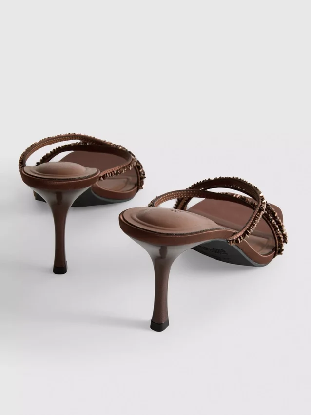 Sandalias de tacón con tiras adornadas