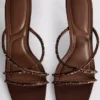 Sandalias de tacón con tiras adornadas