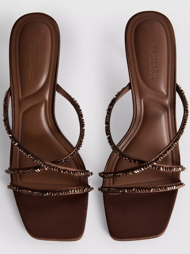 Sandalias de tacón con tiras adornadas