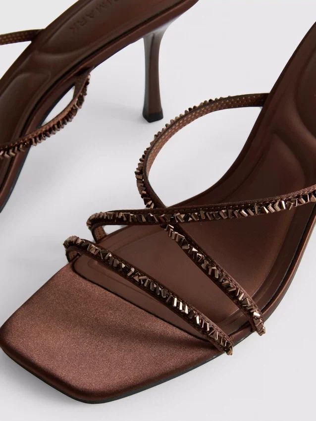 Sandalias de tacón con tiras adornadas
