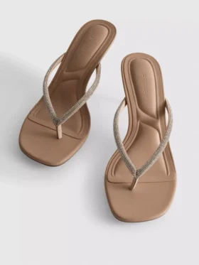 Sandalias de tacón con tiras en la puntera con pedrería