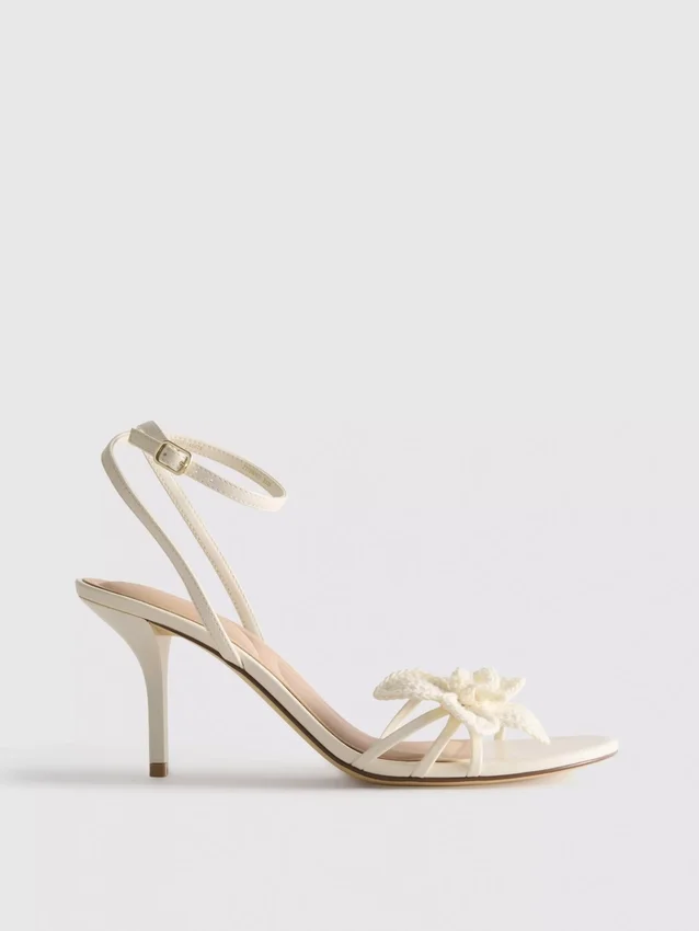 Sandalias de tacón con tiras y flor de croché
