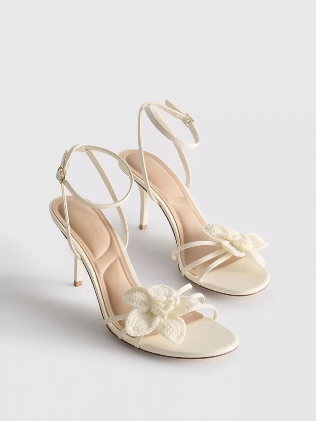 Sandalias de tacón con tiras y flor de croché