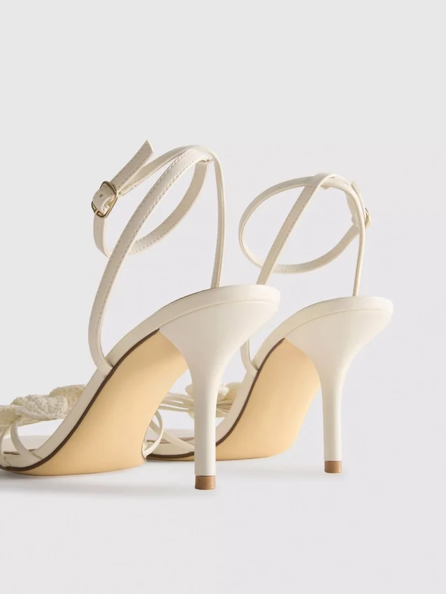 Sandalias de tacón con tiras y flor de croché