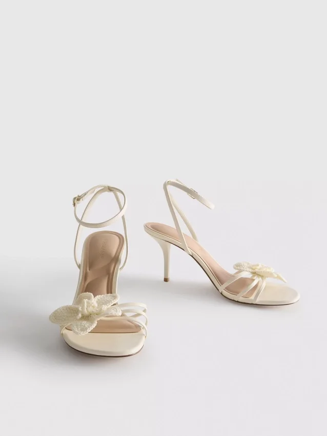 Sandalias de tacón con tiras y flor de croché