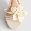 Sandalias de tacón con tiras y flor de croché
