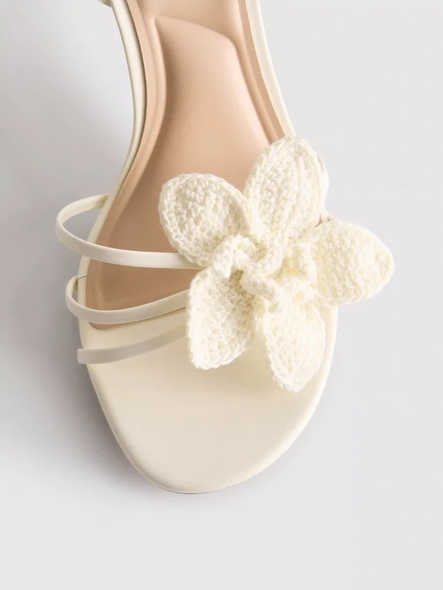 Sandalias de tacón con tiras y flor de croché