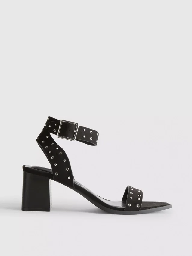 Sandalias de tacón grueso con tachuelas