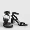 Sandalias de tacón grueso con tachuelas