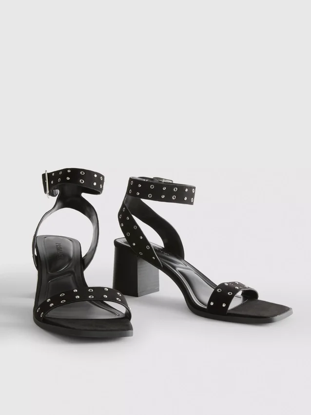 Sandalias de tacón grueso con tachuelas