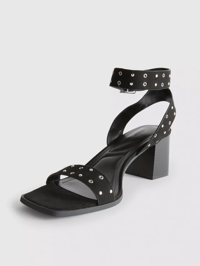 Sandalias de tacón grueso con tachuelas