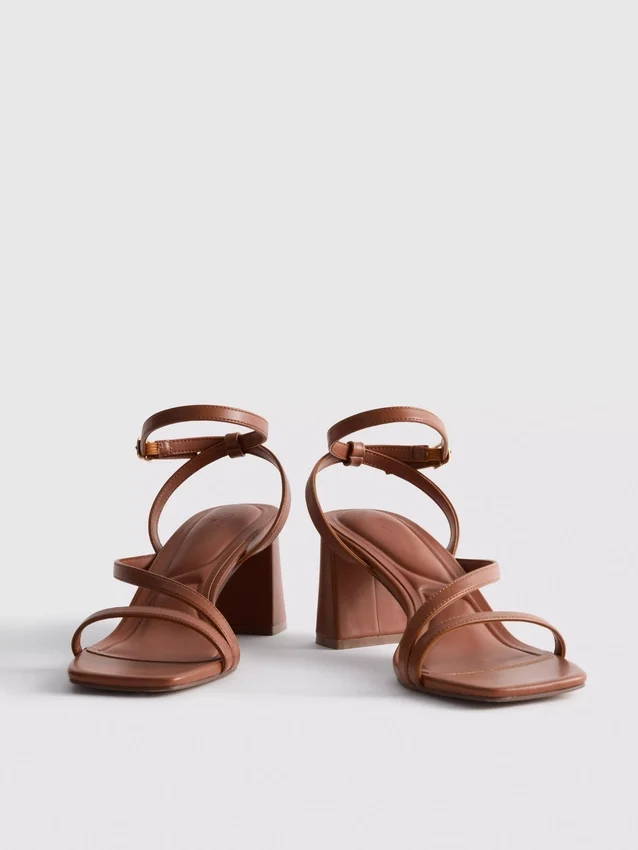 Sandalias de tacón grueso de horma ancha