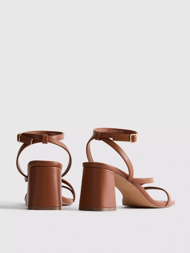 Sandalias de tacón grueso de horma ancha